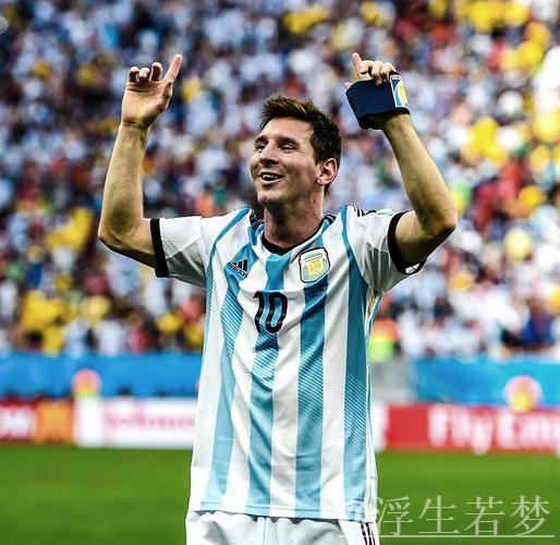 世界杯足球赛场上的梅西与少年球员 世界杯足球赛场上的梅西与少年球员