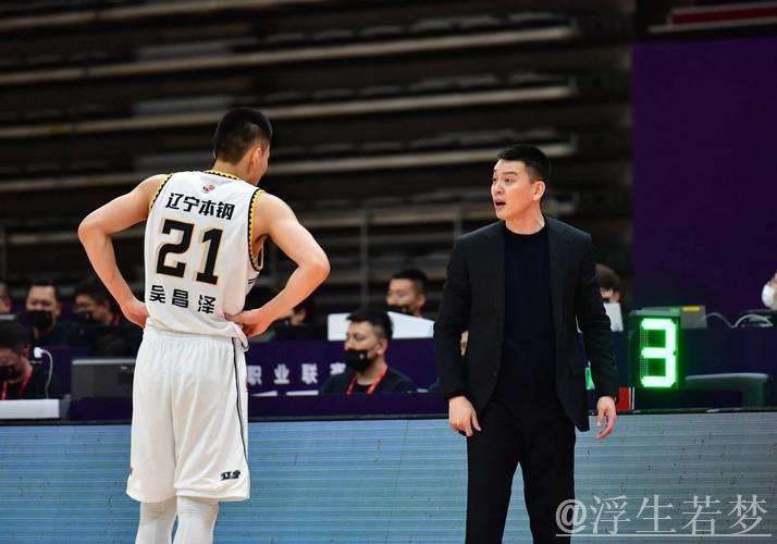 杨鸣单独部署王岚嵚与外援战术,付豪加强投篮训练 杨鸣单独部署王岚嵚与外援战术,付豪加强投篮训练